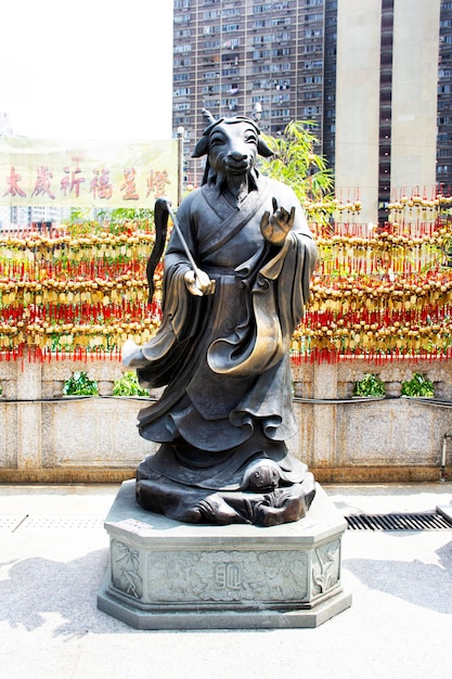 Estátua tradicional de doze zodíacos chineses para pessoas que viajam visitam e respeitam rezando no Templo Wong Tai Sin na ilha de Kowloon em 9 de setembro de 2018 em Hong Kong China