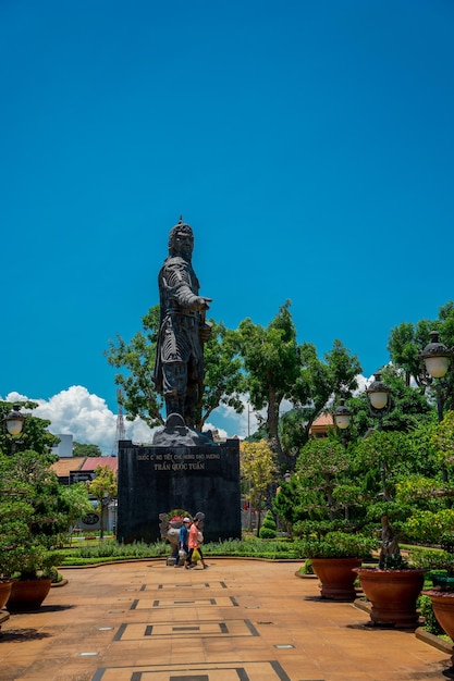 Estatua de Tran Hung Dao en la ciudad de Vung Tau en Vietnam Monumento del líder militar en el cielo azul