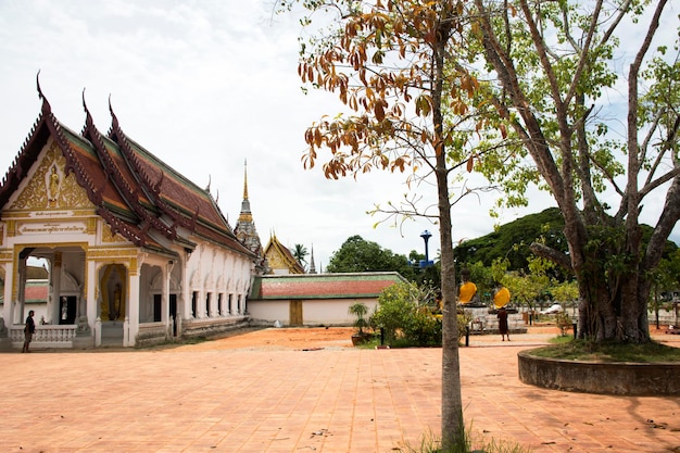 Estatua de tres hermanos Buda junto a ubosot y Chedi del templo Wat Phra Borommathat Chaiya en el distrito de Chaiya en Surat Thani Tailandia