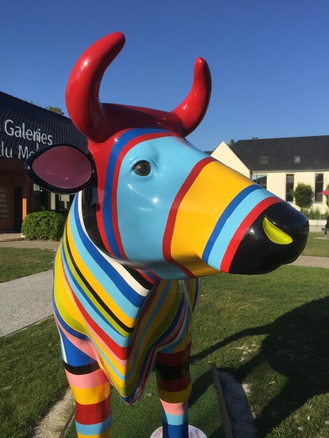 Foto estatua de una vaca en el parque