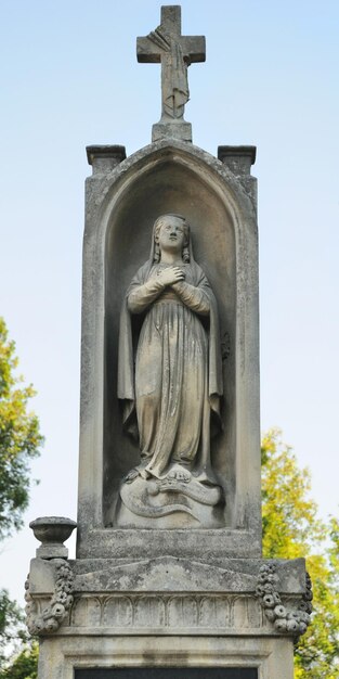 Estátua velha no cemitério de Lychakiv em Lviv Ucrânia