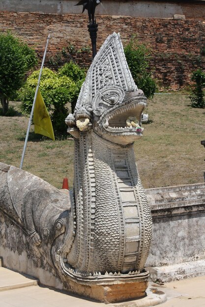 Estátua velha no jardim