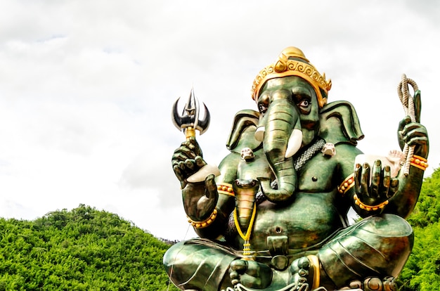 Estatua verde de Dios Ganesha hindú de cerca sobre fondo natural