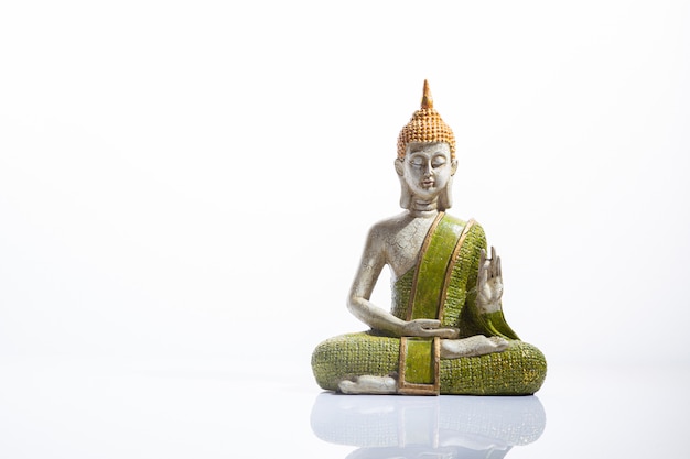 Estátua verde e dourada de buddha ,. meditação, espiritualidade e conceito zen.