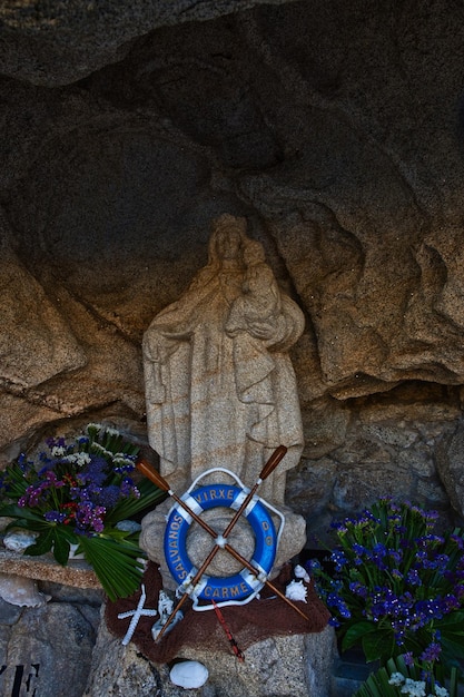 Estatua Virgen del Carmen protectora de los marineros Porto Nadelas Galicia