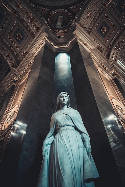 La estatua de la Virgen María en la iglesia católica