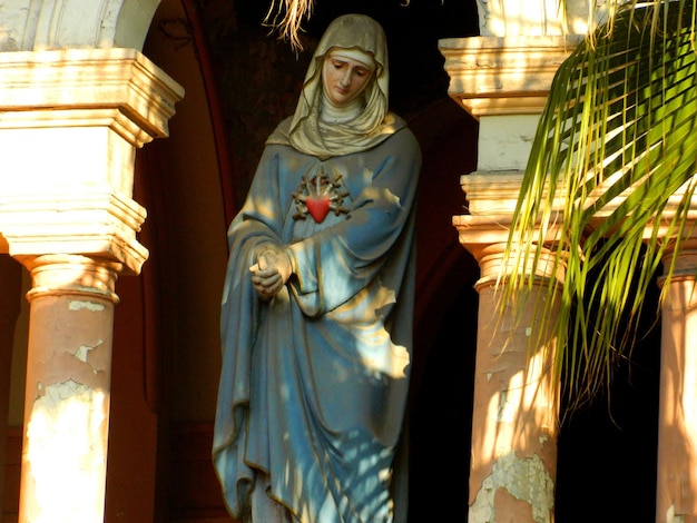 Foto estatua de la virgen maría en la iglesia