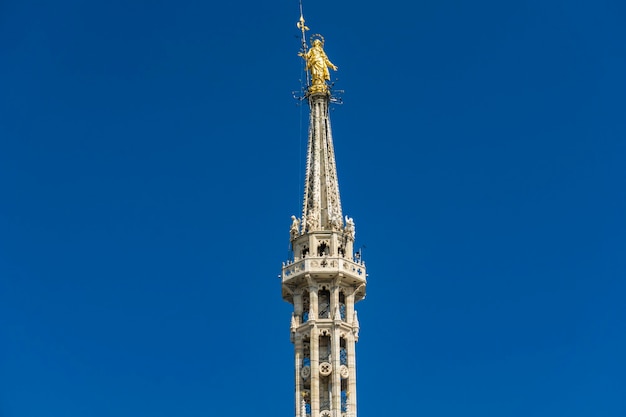 Estatua de la Virgen María en la parte superior de la Catedral de Milán (Duomo di Milano) en Italia