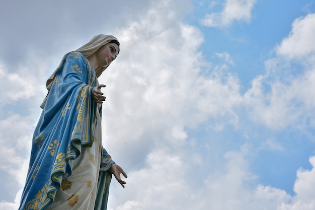 La estatua de la Virgen María