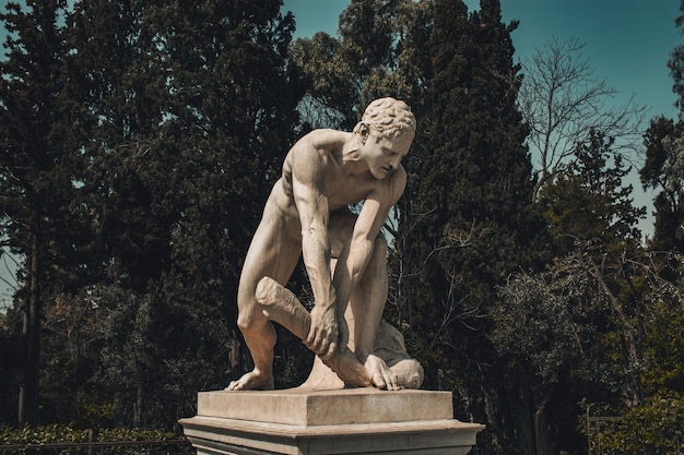 La estatua de Woodchopper 'Kallimarmaro' cerca del antiguo estadio olímpico en la avenida Vassilis Konstantinos.