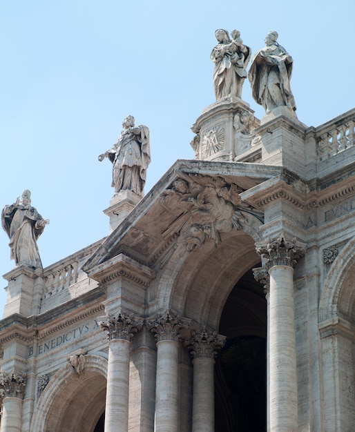 Estatuas antiguas del arco en Roma, Italia