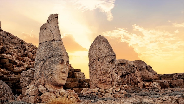Foto estatuas antiguas en ruinas al amanecer en la montaña nemrut en turquía antiguo reino de comagene