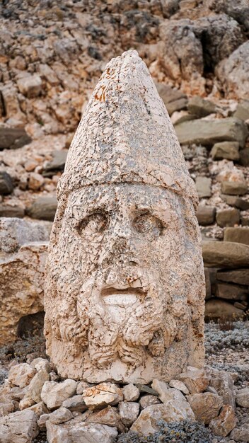 Foto estatuas antiguas en ruinas en la montaña nemrut en turquía