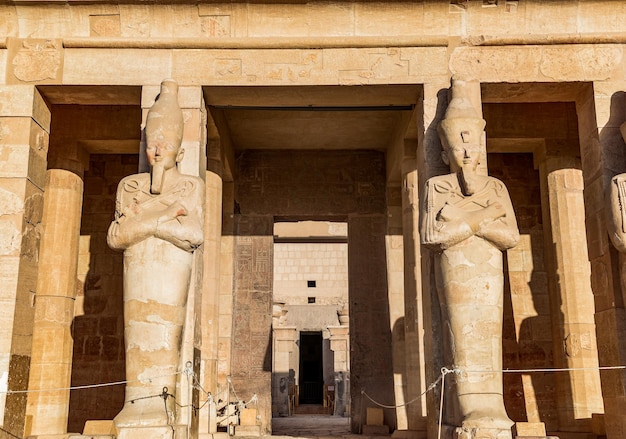 Estatuas antiguas en el templo de Hatshepsut, la señal famosa de Luxor