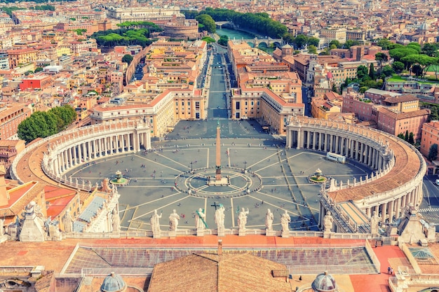 Las estatuas de los Apóstoles en la parte superior de la Basílica de San Pedro y la Plaza del Vaticano Roma Italia