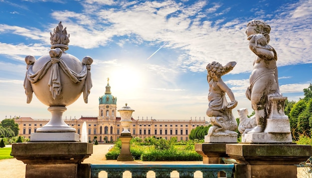 Estatuas barrocas en el patio del Palacio de Charlottenburg Berlín ALEMANIA
