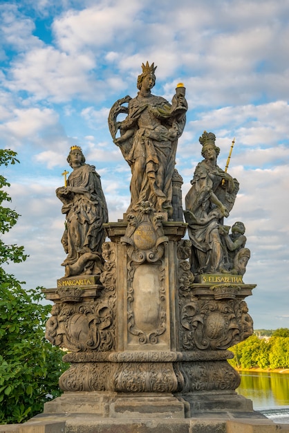 Estatuas barrocas en el puente de Carlos de Praga en un día soleado