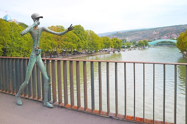 Estatuas de bronce en el puente Baratashvili en Tbilisi Georgia