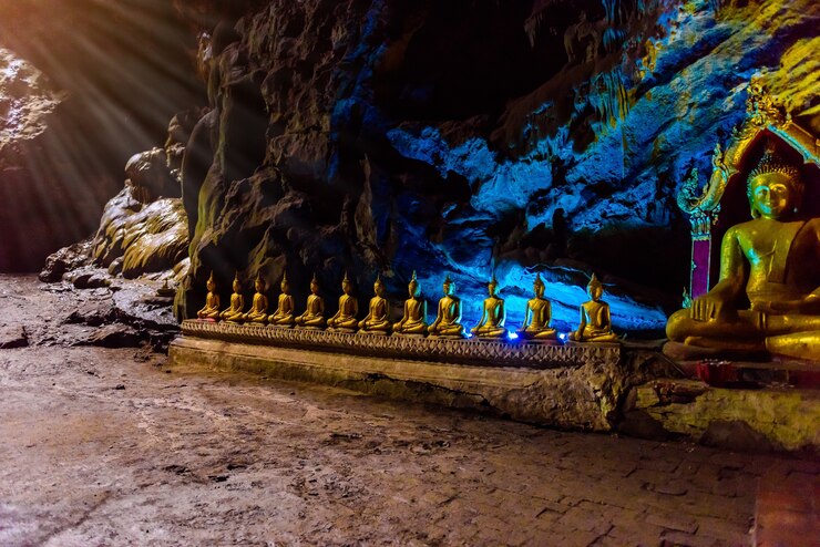 Estatuas de Buda: La cueva de Khao Luang en Phetchaburi, Tailandia