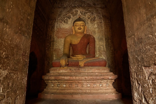 Estatuas de Buda en las estupas del valle de Bagan en Myanmar