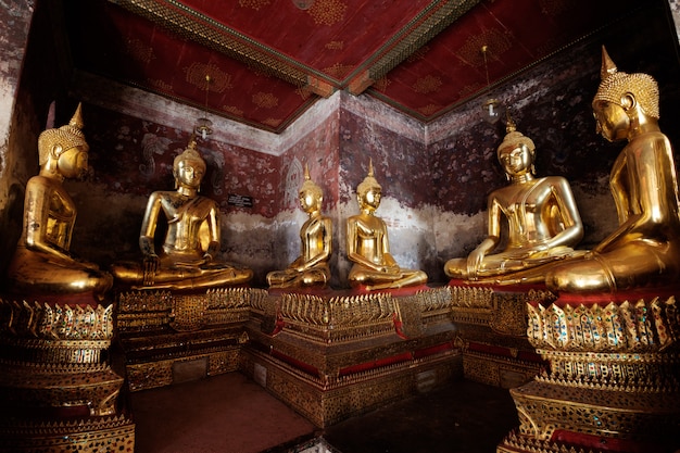 Estatuas de Buda gigantes de un templo en Bangkok