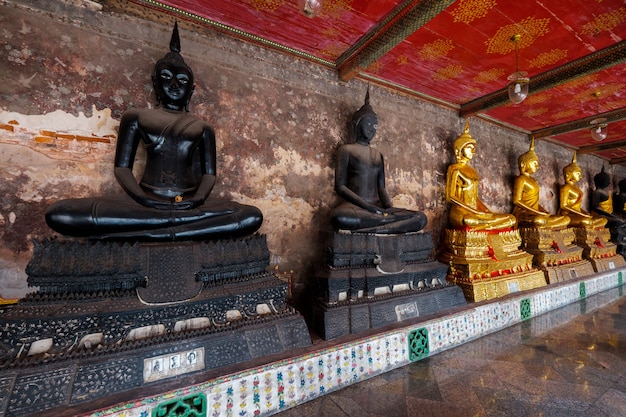 Estatuas de Buda gigantes de un templo en Bangkok