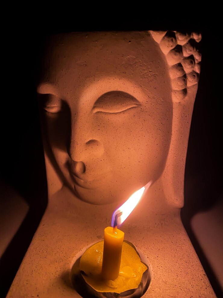 Las estatuas de Buda a la luz de las velas crean una sensación de calma como
