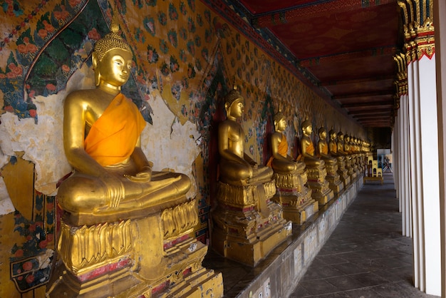 Estatuas de Buda de oro alineadas en Wat Arun