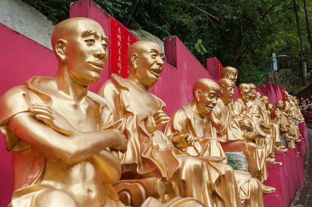 Estatuas de Buda de oro a lo largo de las escaleras que conducen a los Diez Mil Budas