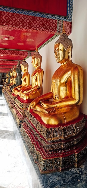 Foto estatuas de buda en un templo de bangkok. tailandia