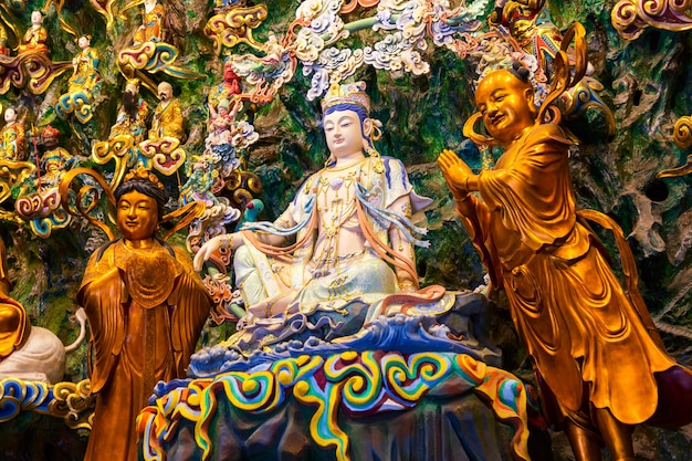 Estatuas de Buda en el templo Longhua en Shanghai, China