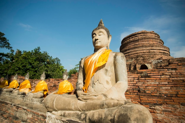 Las estatuas de Buda en el templo de wat yai chai mongkhon