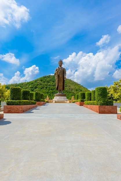 Estatuas de Buda en Wat Thipsukhontharam, provincia de Kanchanaburi, Tailandia