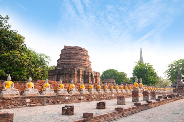 Estatuas de Buda en Wat Yai Chaimongkol en Ayutthaya Tailandia