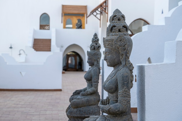 Estátuas budistas em frente à entrada do hotel para boa sorte e atração de turistas para a cidade turística de Sharm El Sheikh, Egito, close-up