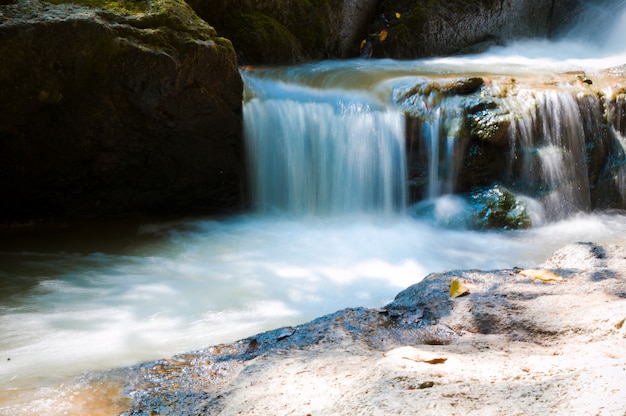 Estatuas y cascada en un jardín de rocas en Koh Samui