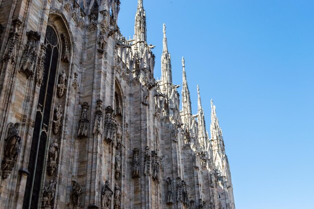 Foto las estatuas de la catedral de milán contra el cielo