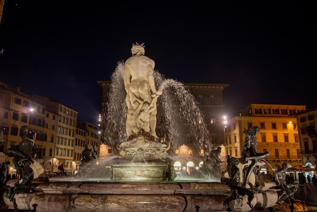 Estátuas colocadas na Piazza della Signoria em Florença