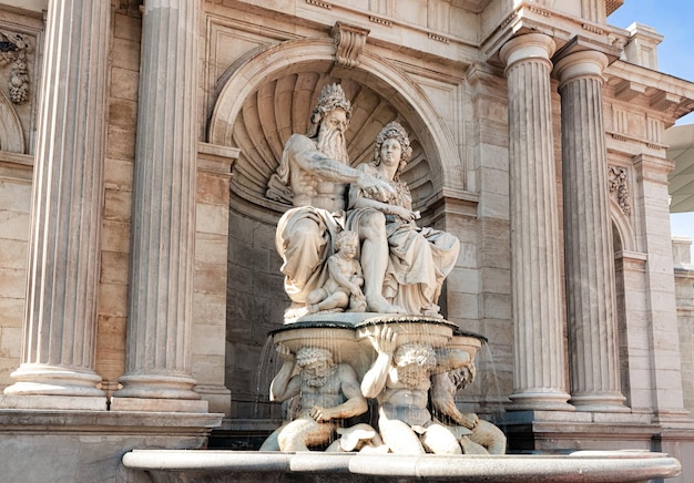 Estátuas da fonte de Netuno no Museu Albertina, na praça Albertinaplatz, em Innere Stadt, no centro histórico da cidade de Viena, na Áustria. Esculturas e figuras em Viena na Europa. História da cidade austríaca.