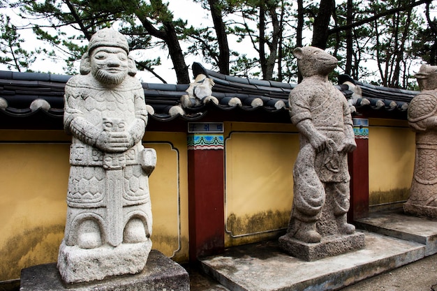 Estátuas de animais do zodíaco chinês no templo de Haedong Yonggungsa para viajantes estrangeiros coreanos visitam e respeitam a oração abençoem o desejo em Gijang em 18 de fevereiro de 2023 em Busan ou Pusan, Coreia do Sul