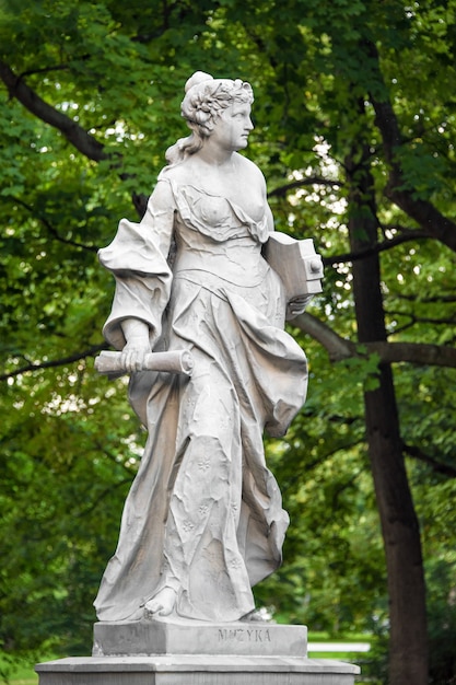 Estátuas de arenito no Jardim Saxônico, Varsóvia, Polônia, feitas antes de 1745 pelo escultor anônimo de Varsóvia sob a direção de Johann Georg Plersch, estátuas de musas míticas gregas.