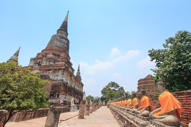 Estátuas de Buda em fila contra o céu em wat yai chai mongkhon
