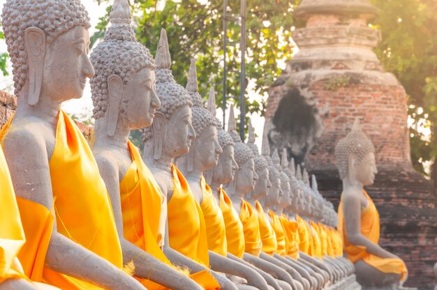 Estátuas de Buda em Wat Yai Chaimongkol em Ayutthaya, Tailândia