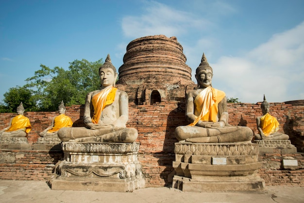 Estátuas de Buda fora do templo contra o céu azul