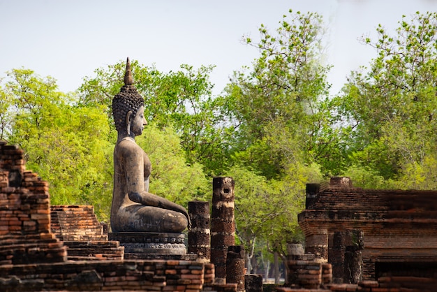 Estátuas de Buda na antiga capital de Wat Mahathat, em Sukhothai