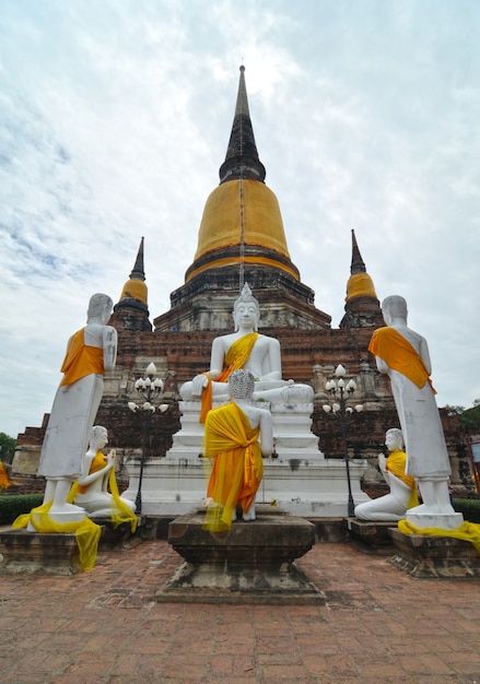 Estátuas de Buda no templo de Wat Yai Chai Mongkol em Ayutthaya perto de Bangkok, Tailândia