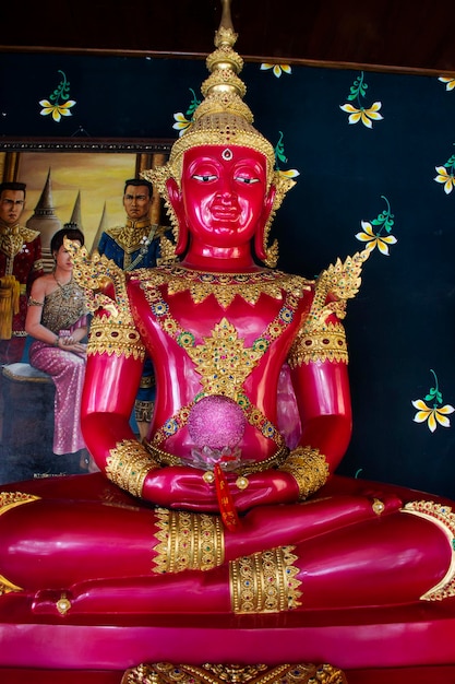 Estátuas de buda rosa para tailandeses e viajantes estrangeiros visitam e respeitam rezando com mistério sagrado no templo Wat Tenplai de Si Prachan em Suphanburi em 27 de maio de 2022 em Suphan Buri Tailândia