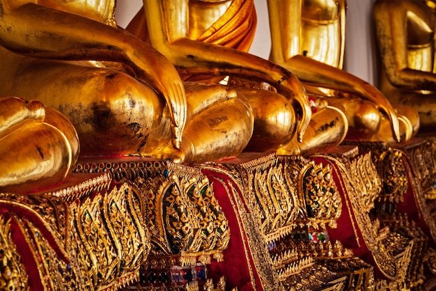 Estátuas de Buda sentadas fecham detalhes do templo Wat Pho Bangkok Tailândia