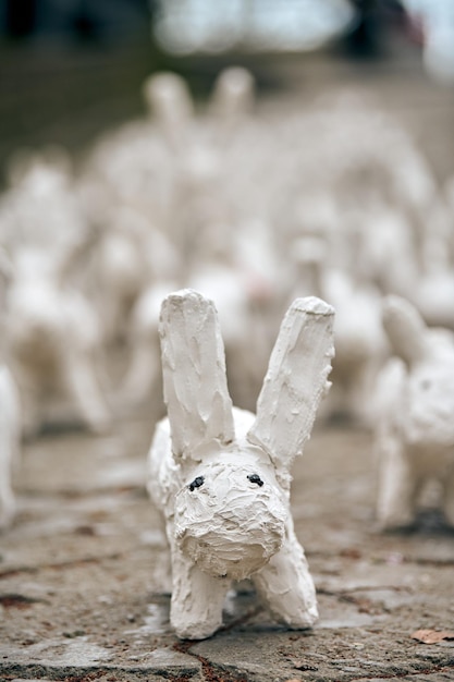 Estátuas de coelho branco feitas de gesso fecham exposição de arte ao ar livre lebres brancas artificiais