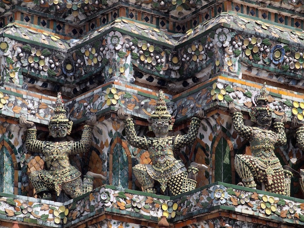 Estátuas de demônio guardião decorando o templo budista Wat Arun em Bangkok, Tailândia